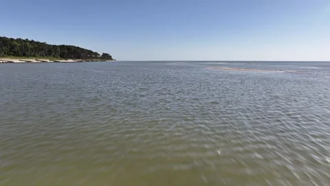 Low and fast drone flight over shallow water on Chesapeake Bay 스톡 동영상 280447656