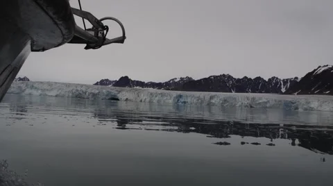 Low angle above Artic waters Video stock 47773278