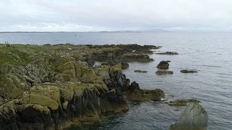 Low angle aerial drone shot at the coast of Ireland tracking towards the sea. 스톡 동영상 120430514
