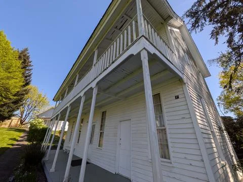 A low-angle architectural view of the historic Jason Lee House 库存照片