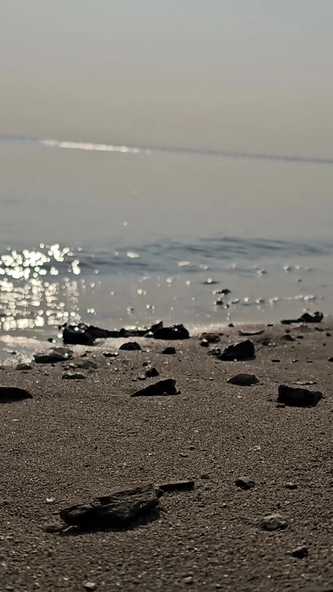 Low Angle Beach Texture with Ocean Reflection and Small Waves, 4K Vídeos de archivo 330035504