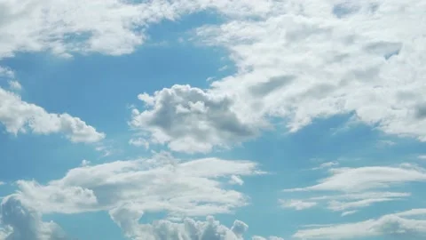 Low Angle Beautiful View Time Lapse of White Clouds Soaring in Pure Blue Paradis 库存影片 161176029