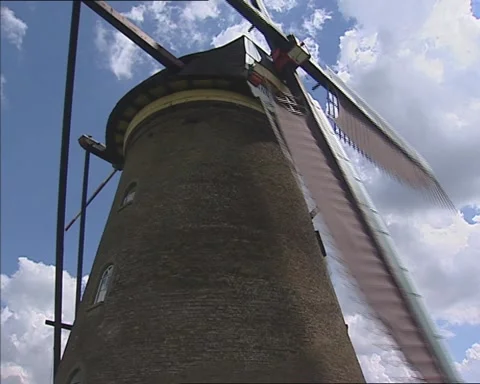Low angle - brick windmill operating, pumping the polder at Kinderdijk Video stock 141587662