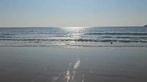 Low Angle Calm Waves with Sunlight Reflection on Sandy Shore, 4K Vídeos de archivo 330035538