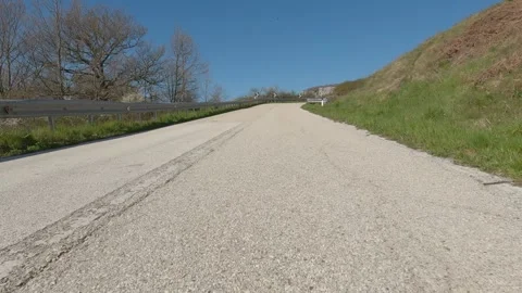 Low-Angle Car POV Driving on a Quiet Road in Rionero Sannitico, Italy Vidéo 332428962