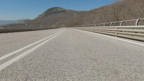 Low Angle Car POV Driving on National Highway Near Rionero Sannitico, Italy Vidéo 332429293