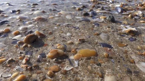 Low angle close view of moving sea water creating streams and corridors in sa Stock-Fotos