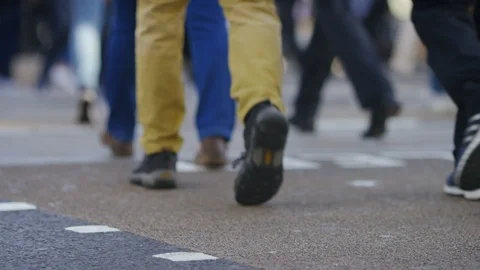 Low angle of commuters crossing a road, in slow motion 库存影片 95764349