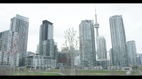 Low angle condos and CN tower Vidéo 57095373