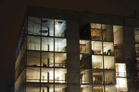Low-angle of a construction site at night lights in building, concrete wood pane Fotos de archivo