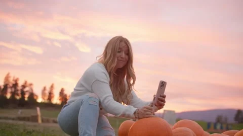 Low angle, content creator, selfie video pumpkin patch, sunset 库存影片 219405409