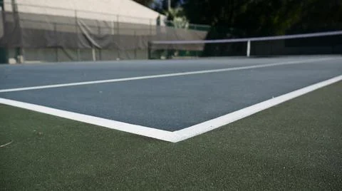 Low angle corner view of an empty tennis court Foto stock