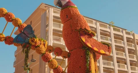 Low-angle detail view of the famous Fete du Citron parrot sculpture Stockbeeldmateriaal 331115193