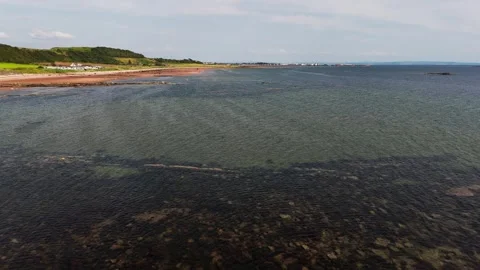 Low Angle Drone Flight over Ocean Water Surface and Rural Beach Vidéo 341358077