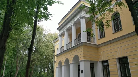 Low angle drone flight toward Znamenskoye Gubaylovo manor Vidéo 326986501