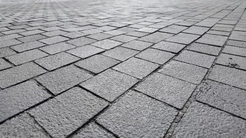Low angle dynamic footage of gray asphalt shingle roof texture, close-up, s.. 库存影片 331725859