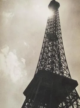 Low angle of the Eifel Tower under the sun Foto stock