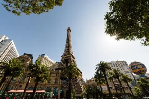 Low angle of the Eiffel Tower replica under the blue sky in Las Vegas Stockfoto's