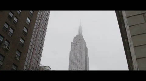 Low angle Empire State building with foggy tip Vidéo 57094991
