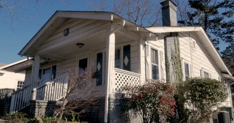 Low angle establishing shot of a small one story house during the winter Stockbeeldmateriaal 109441137