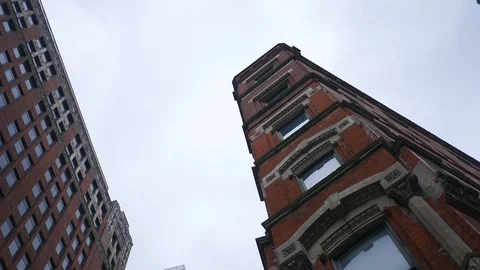 Low angle establishing shot of a tan brick Manhattan style building downtown 库存影片 95089929