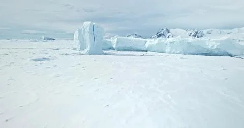 Low angle flight over snow covered Antarctica Foto stock