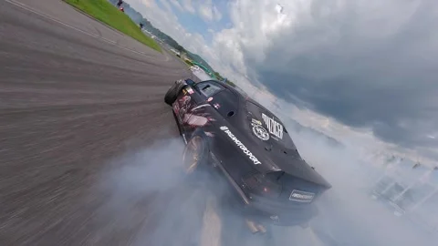 Low Angle FPV Drone Tracking of Solo Drift Car through Thick Smoke 库存影片 336101087