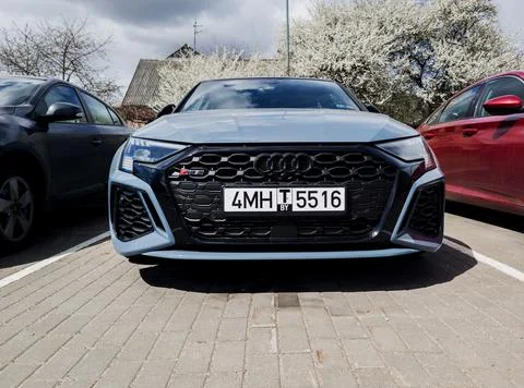 Low-angle front view of a grey Audi RS3 库存照片
