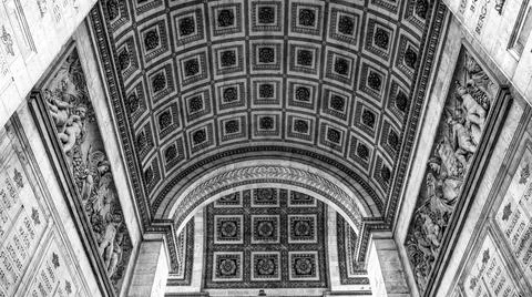 Low angle grayscale view of the historical monument Arc de Triomphe in Paris, Fr 스톡 사진