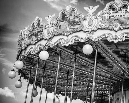 A low angle greyscale shot of a carousel in Paris, France, near the famous Ei Stockfoto's