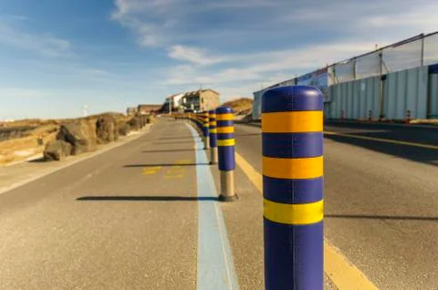 Low angle image of road marker on sea-side road Woljeong Beach at Jeju Island Foto stock