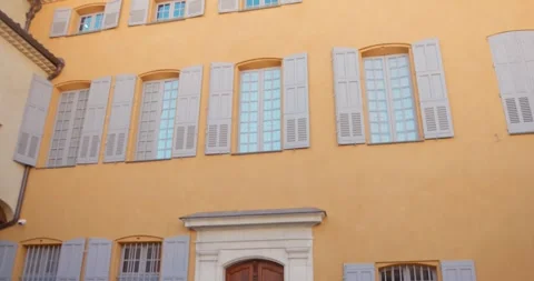 Low-angle inner courtyard view of the Grasse perfume museum building facade Vidéo 332993711
