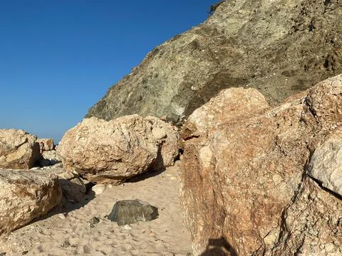 Low angle landscape of bare yellow stone formation at Interpretive Paint Mine Foto stock
