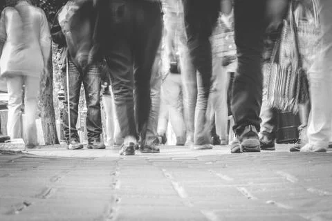 Low angle motion blur of walking crowd Stock-Fotos