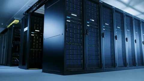 Low Angle Moving Shot of Data Center With Multiple Rows of Server Racks Stockbeeldmateriaal 101193722
