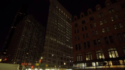 Low angle moving shot FlatIron building Landmark At night lights - New Vídeos de archivo 163702268