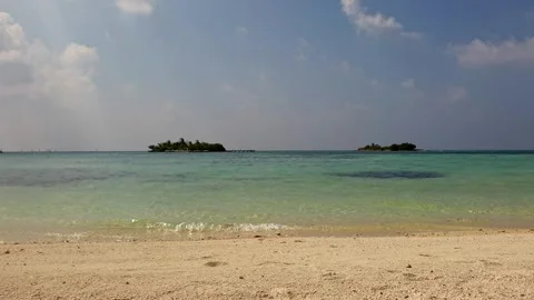 Low angle moving toward seashore from sandy beach in Maldives Видео 279840404