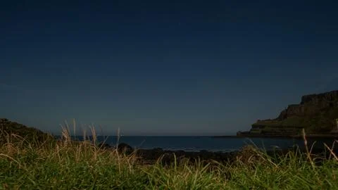 Low-Angle Night View of Giant's Causeway at night Stock-Fotos