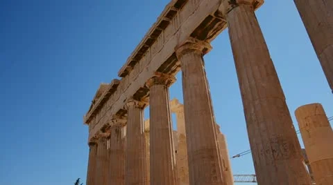 Low angle pan of the columns of the Acropolis and Parthenon on the hilltop in Stockbeeldmateriaal 19323121