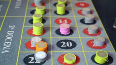 Low angle pan roulette table with chips casino scene Vidéo 332511339