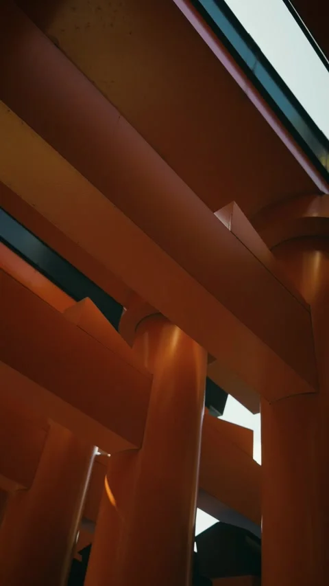 Low angle pan of traditional Japanese vermilion wooden pillars Stockbeeldmateriaal 345894772