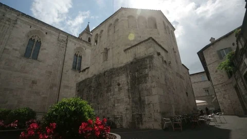 Low angle panning shot of San Giovanni's baptistery in Ascoli Piceno, Marche, It Stock-Footage 100597145