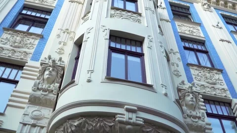 Low-angle panoramic view of ornate Art Nouveau facade in Riga, Latvia Video stock 307066613