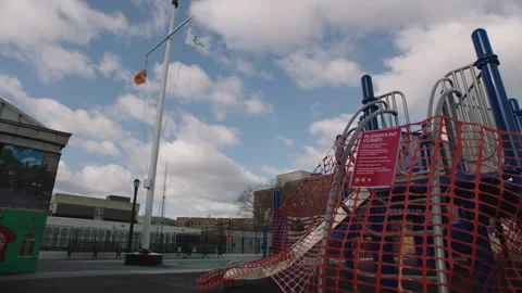 Low angle park shutdown and psa sign during nyc covid lockdown Vídeos de archivo 251191796