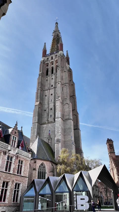 Low-angle perspective of the Church of Our Lady tower from a stone well. Vidéo 333200936