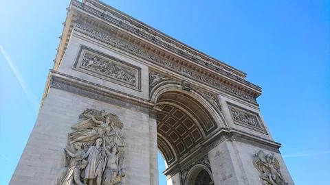 Low angle perspective of the iconic Arc de Triomphes neoclassical facade against Stockfoto's