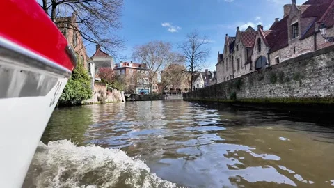 Low-angle perspective from a moving boat on a Bruges canal Vídeos de archivo 333198941