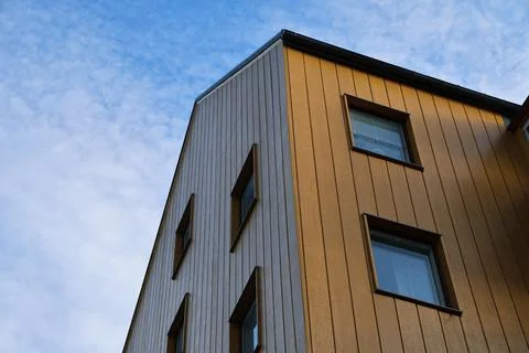 A low-angle perspective shot of a modern multi-story residential building fea Fotos de archivo
