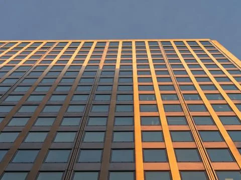Low angle perspective view of mordern building's exterior with glass windows. Foto stock