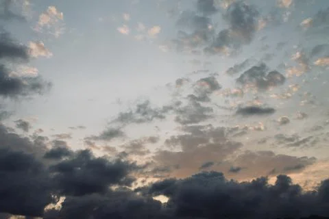 Low Angle Photo of Dramatic Cloudscape and Golden Sunset Sky at Geger Beach Bali Stockfoto's